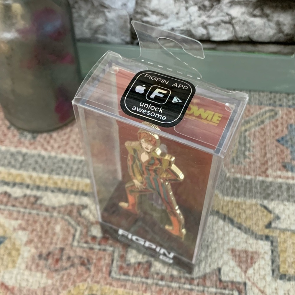 2019 FiGPiN David Bowie Ziggy Stardust #177 Collectible Enamel Display Case Pin - Picture 5 of 6